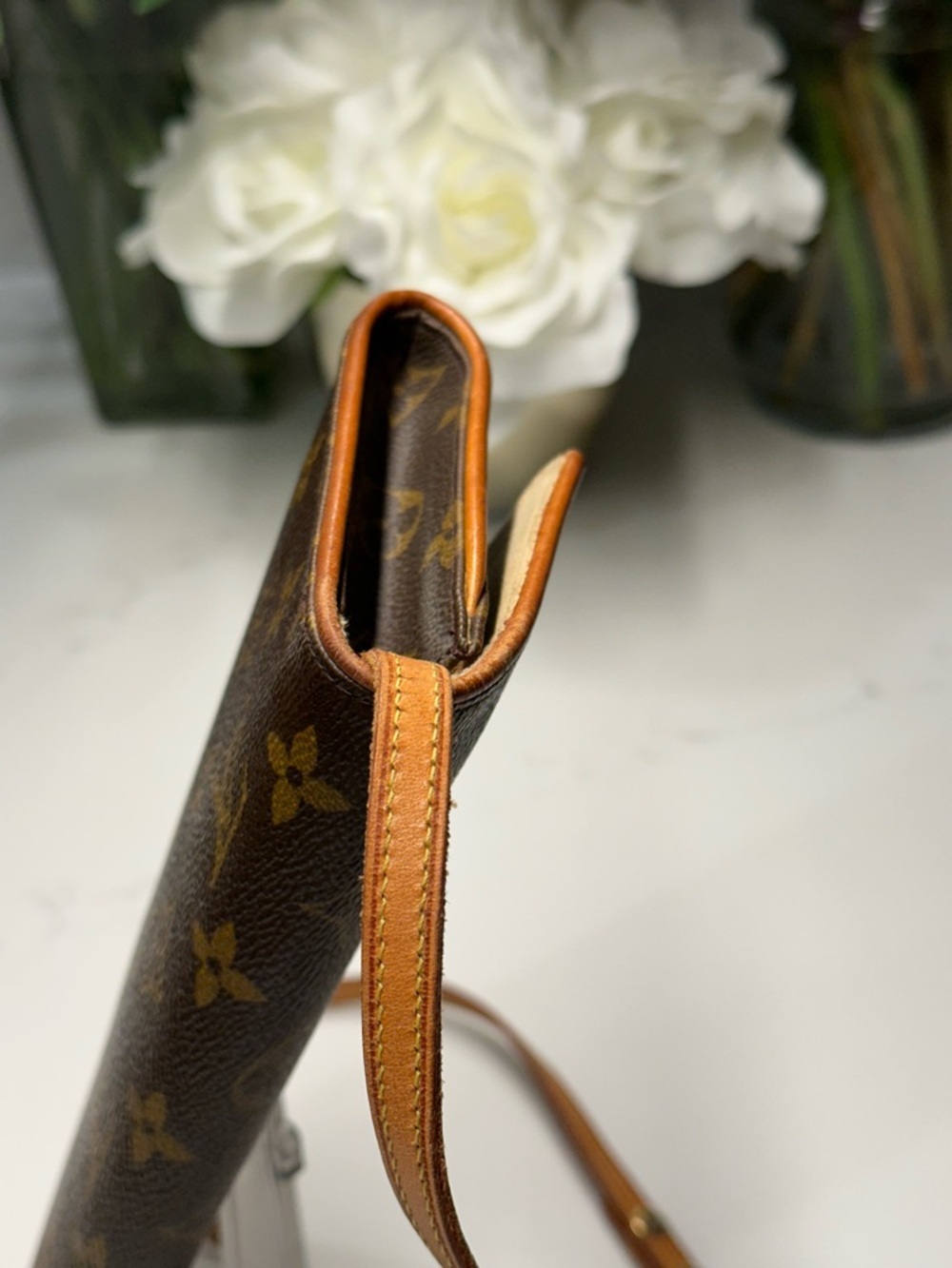 Louis Vuitton Monogram Shoulder/Crossbody Pouchette in Classic LV Monogram - Picture 5 of 16
